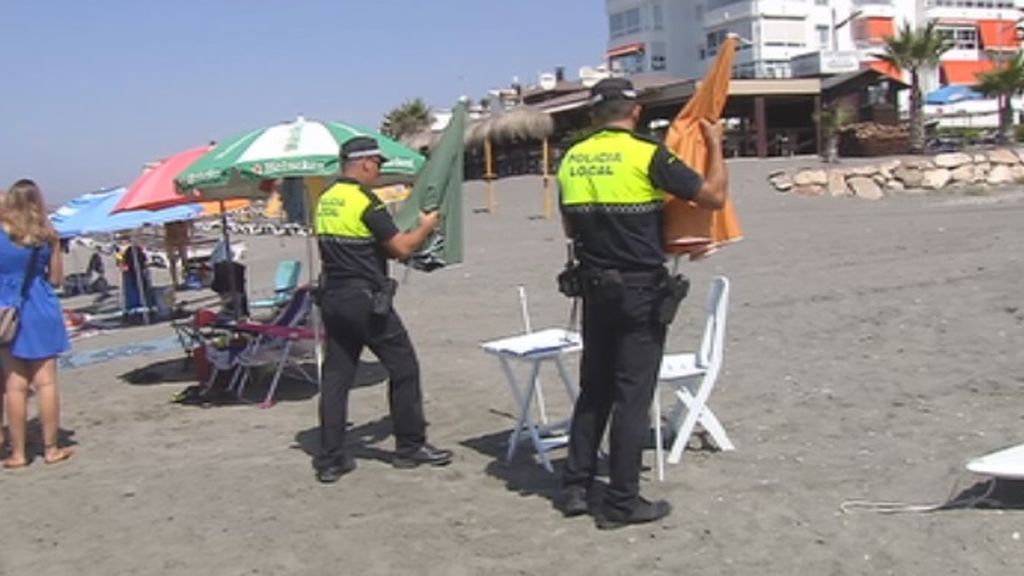 Multas de 300 euros por dejar la sombrilla en primera línea de playa en Torrox