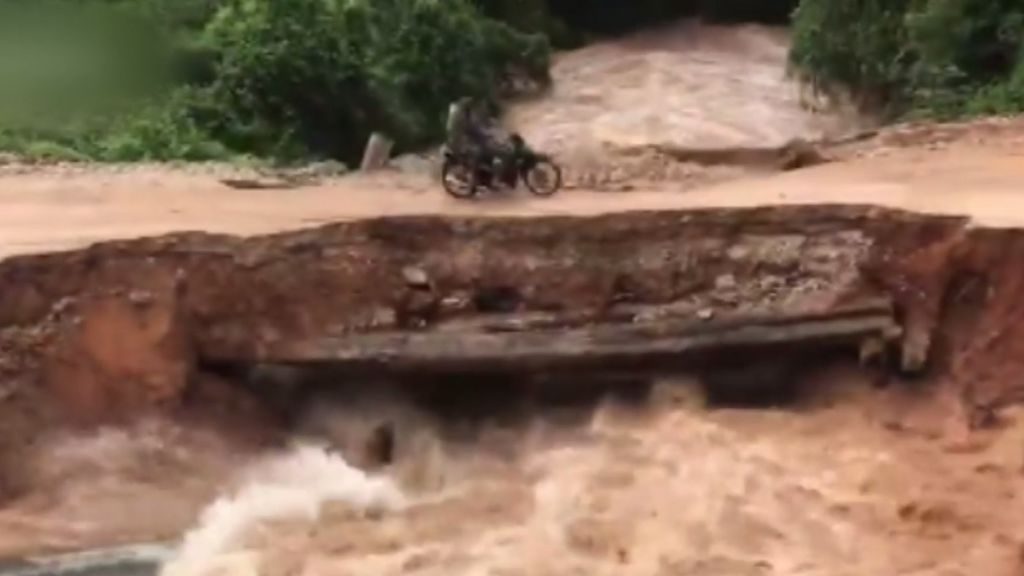 Desaparecidos dos motoristas que arrastró la corriente en Camboya tras caerse un puente