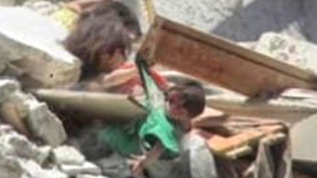 Siria, la guerra olvidada: una niña trata de salvar a su hermana de 7 meses agarrándola entre los escombros