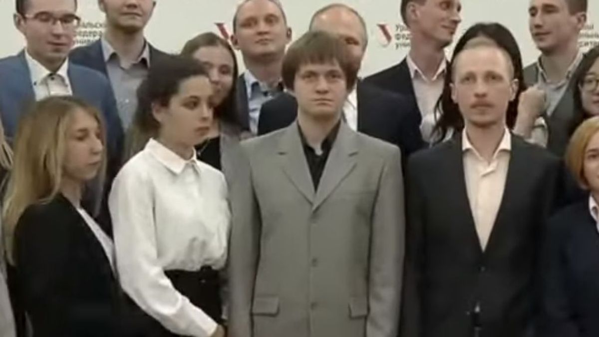 El incómodo momento de Putin: un estudiante le tapa durante una foto oficial
