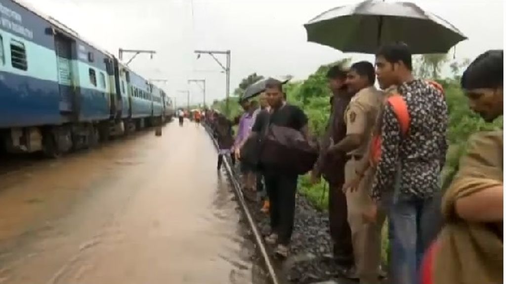 Rescatan a 900 personas de un tren en India que se quedó parado por las lluvias monzónicas