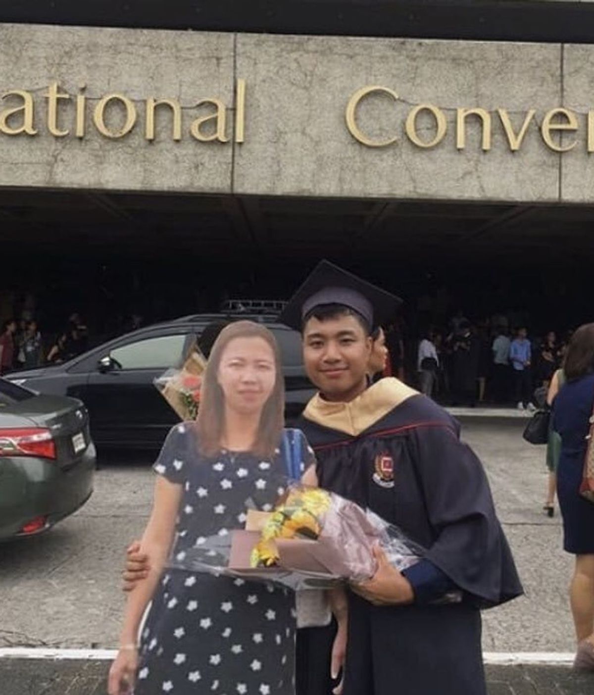 Lo prometido es deuda: un joven lleva la foto a tamaño real de su madre fallecida a su graduación