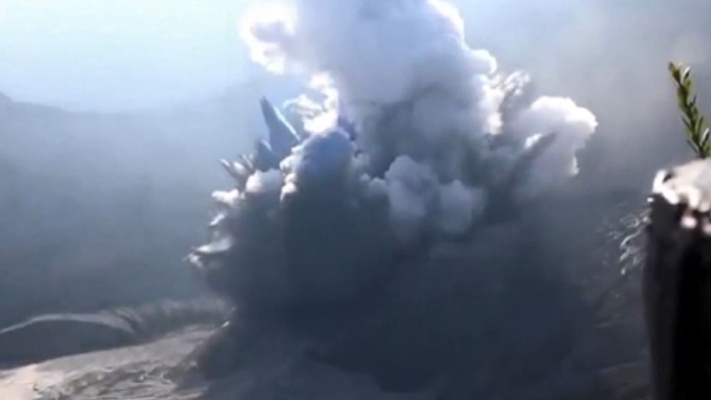 El volcán Tangkuban Perahu entra en erupción delante de varios turistas