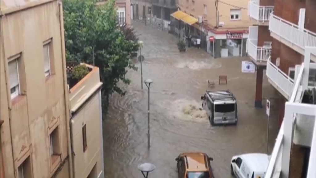 La intensa lluvia ha descargado en media hora 42 litros por metro cuadrado en Barcelona