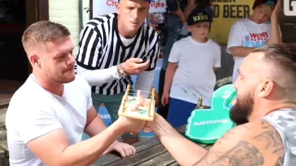 El peculiar campeonato mundial de lucha de pulgares ya tiene ganador