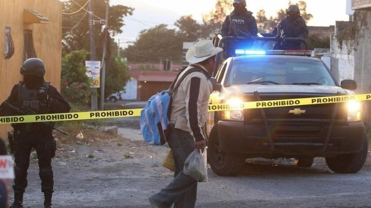 Hallan tres cuerpos calcinados y decapitados en el interior de una furgoneta en México