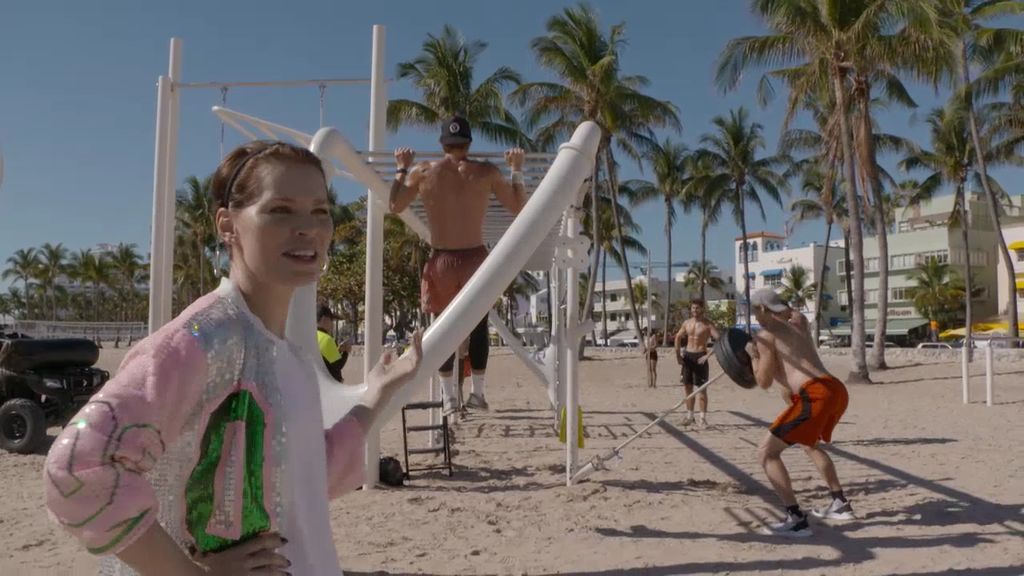 Soraya Arnelas se queda de piedra con los cuerpazos de South Beach, en Miami