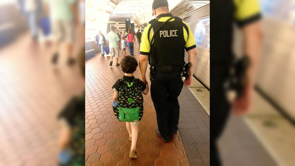 El gesto de un policía con un niño con autismo que devuelve a una madre "la fe en que aún queda gente buena en el mundo"