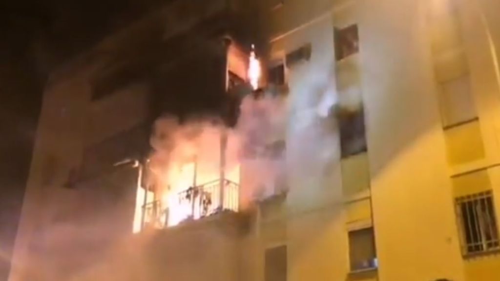 Desalojan un bloque de viviendas en La Macarena tras un incendio la pasada madrugada