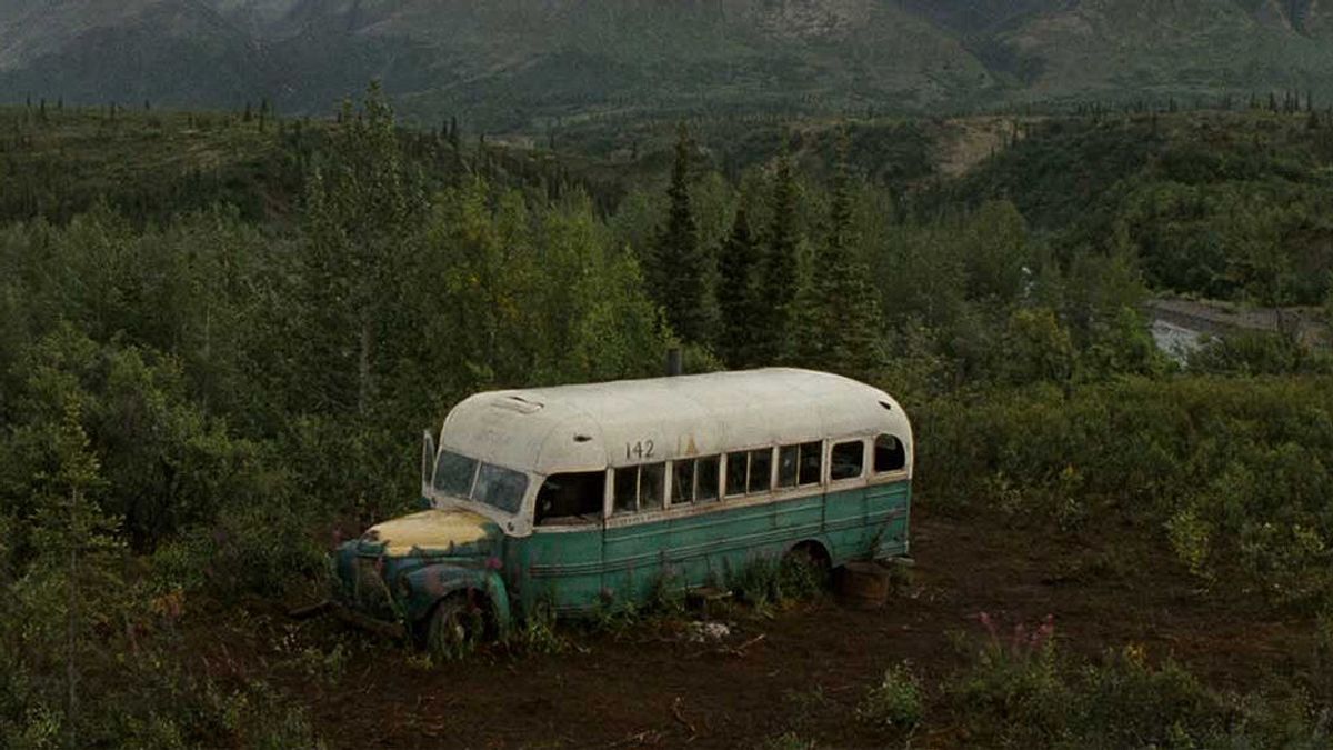 Muere una joven durante su viaje de boda cuando trataba ver el autobús de la película 'Hacia rutas salvajes'