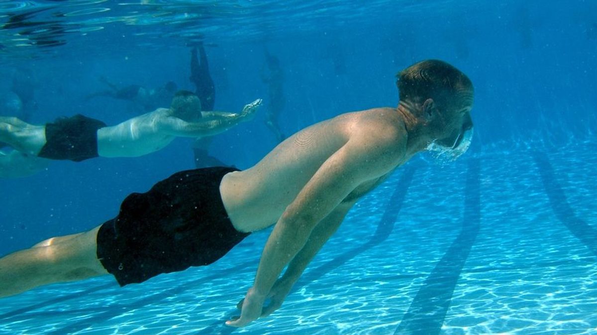 Prevenir una lesión medular: conocer la profundidad de la superficie acuática y no tirarse de cabeza
