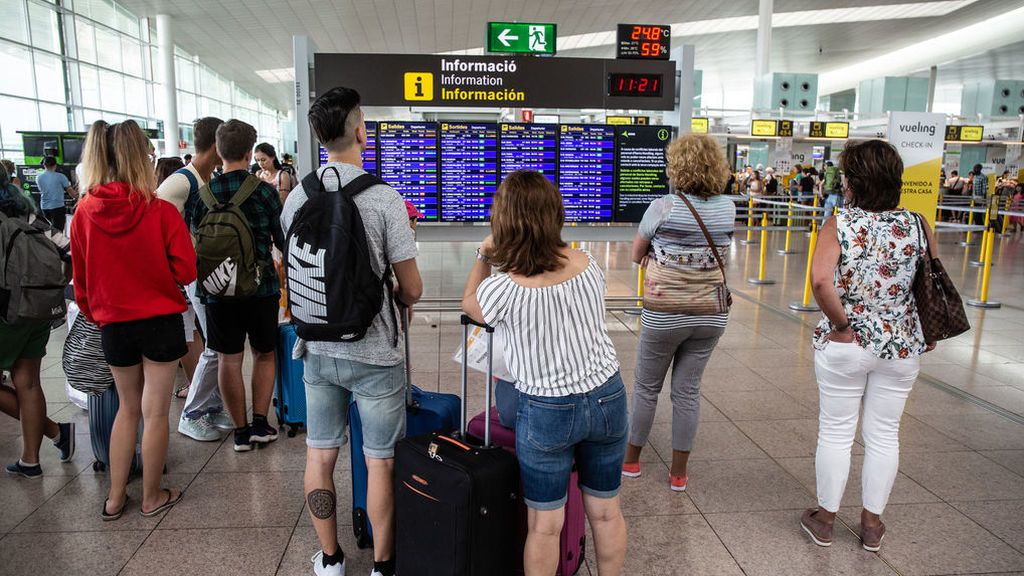 Los afectados por la huelga del aeropuerto de Barcelona, descontentos