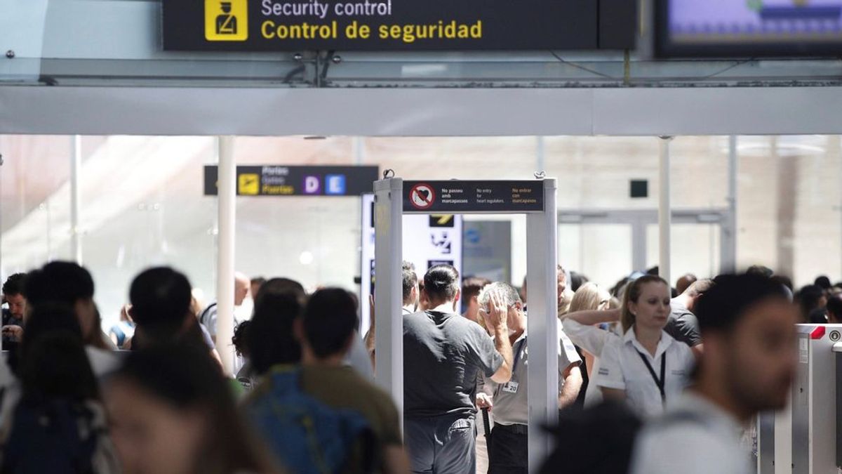 La huelga y una tromba de agua colapsan el aeropuerto de Barcelona