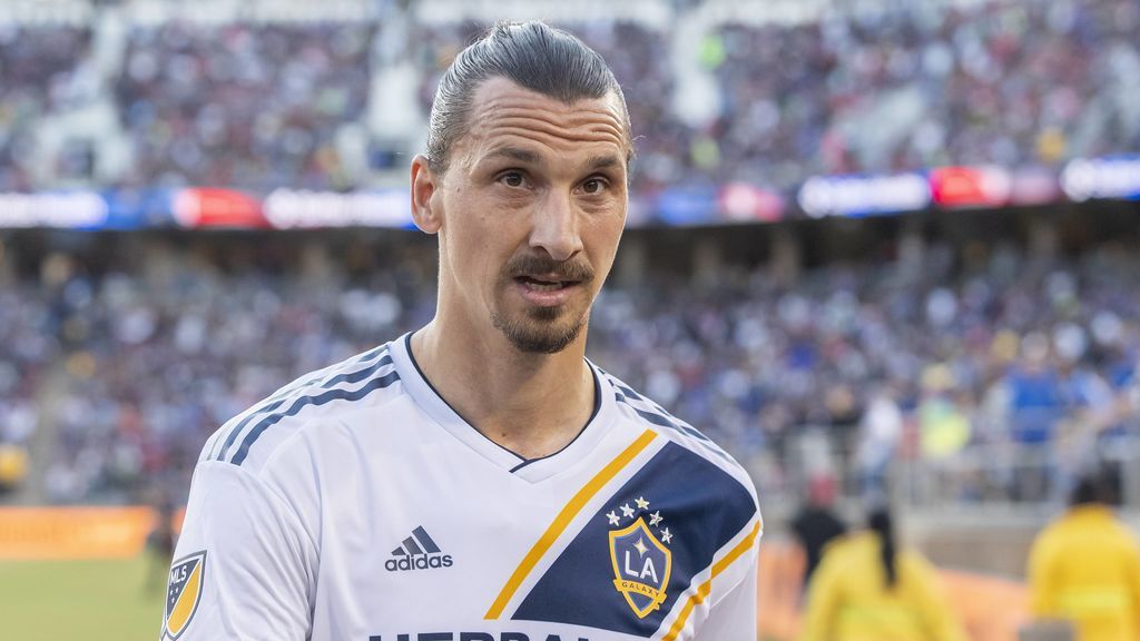 El tierno gesto de Ibrahimovic con un niño en el túnel de vestuarios: "No estés nervioso, yo estoy aquí y lo vamos a hacer juntos" El tierno gesto de Ibrahimovic con un niño en el túnel de vestuarios: "No estés nervioso, yo estoy aquí y lo vamos a hacer juntos"