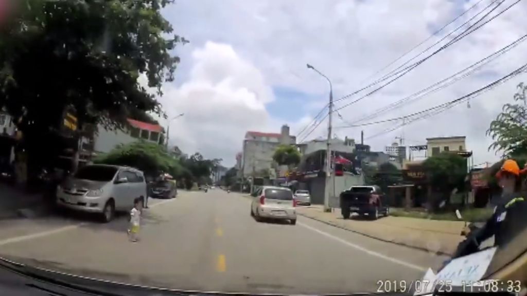 Un conductor evita el atropello de un niño que jugaba en la calle gracias a sus reflejos