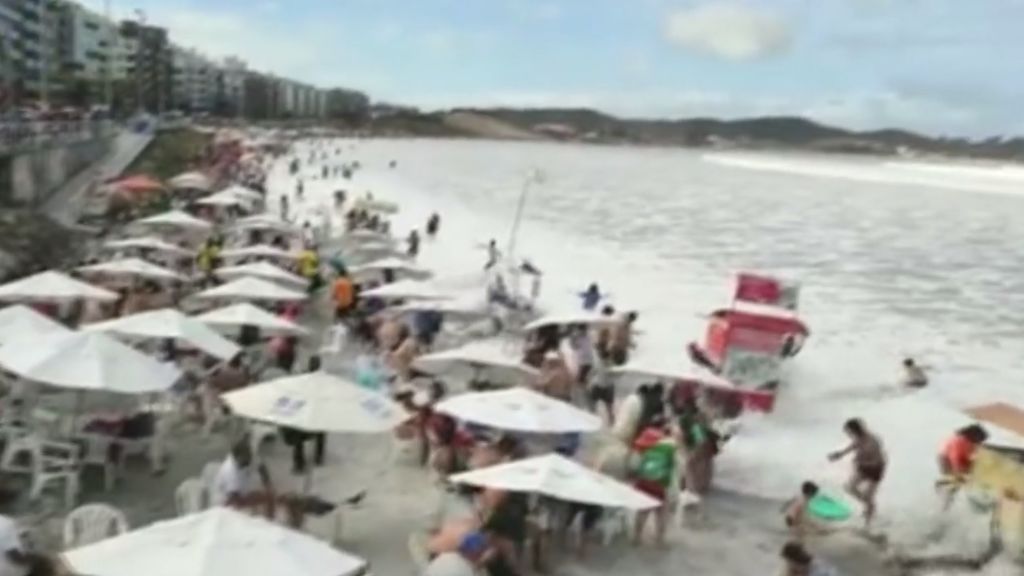 Una subida de marea en Río de Janeiro arrastra las pertenencias de los bañistas
