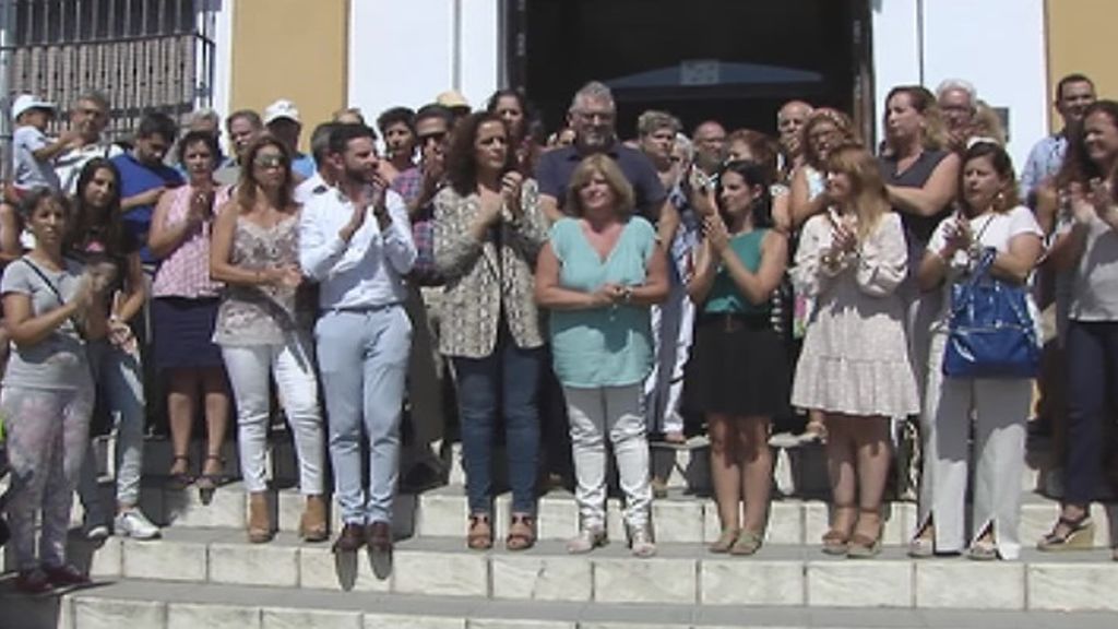 Concentración en el Ayuntamiento de Sevilla en repulsa al agresor que apuñaló a su pareja este fin de semana