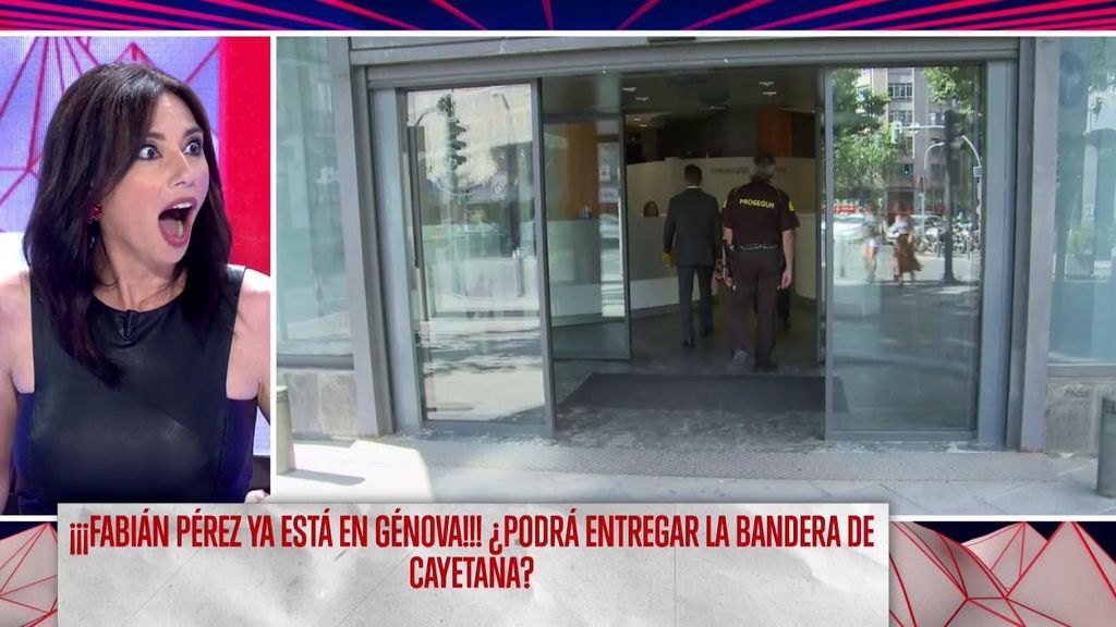Fabián Pérez acude a la sede del PP para entregarle a Cayetana Álvarez de Toledo la bandera de 'Todo es mentira' con su cara