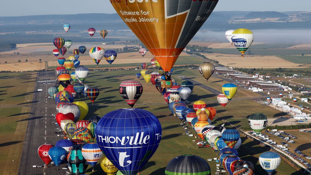 456 globos surcan el cielo en la mayor fiesta aerostática de Francia