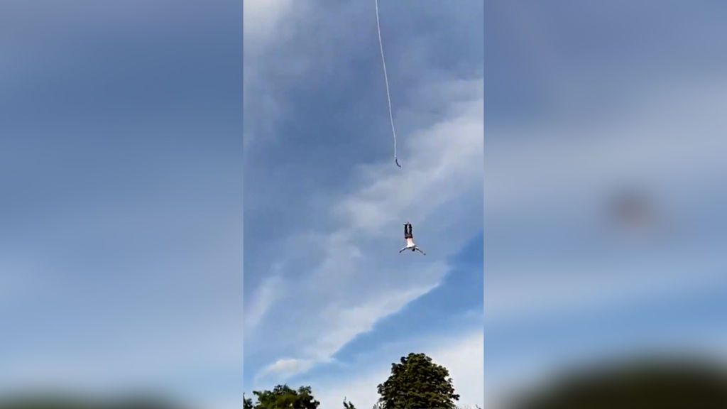 Un deportista, a punto de morir tras romperse la cuerda con la que hacía puenting a 92 metros de altura Un deportista, a punto de morir tras romperse la cuerda con la que hacía puenting a 92 metros de altura
