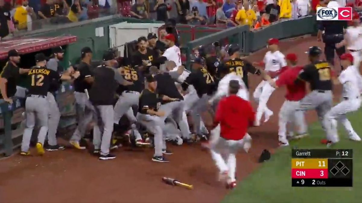Amir Garrett, jugador de los Cincinnati Reds, provoca una de las peleas más salvajes de la historia del béisbol Amir Garrett, jugador de los Cincinnati Reds, provoca una de las peleas más salvajes de la historia del béisbol