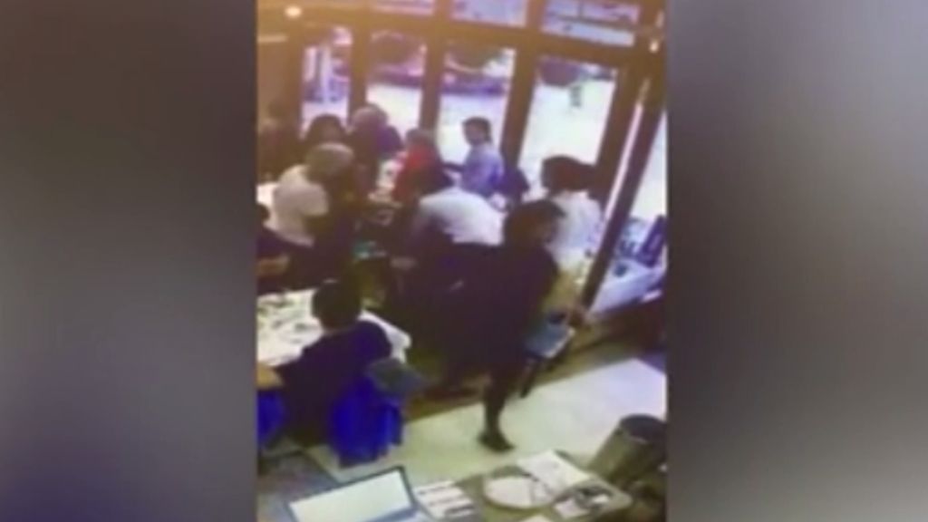 Un camarero salva a un cliente de morir asfixiado Un camarero salva a un cliente de morir asfixiado