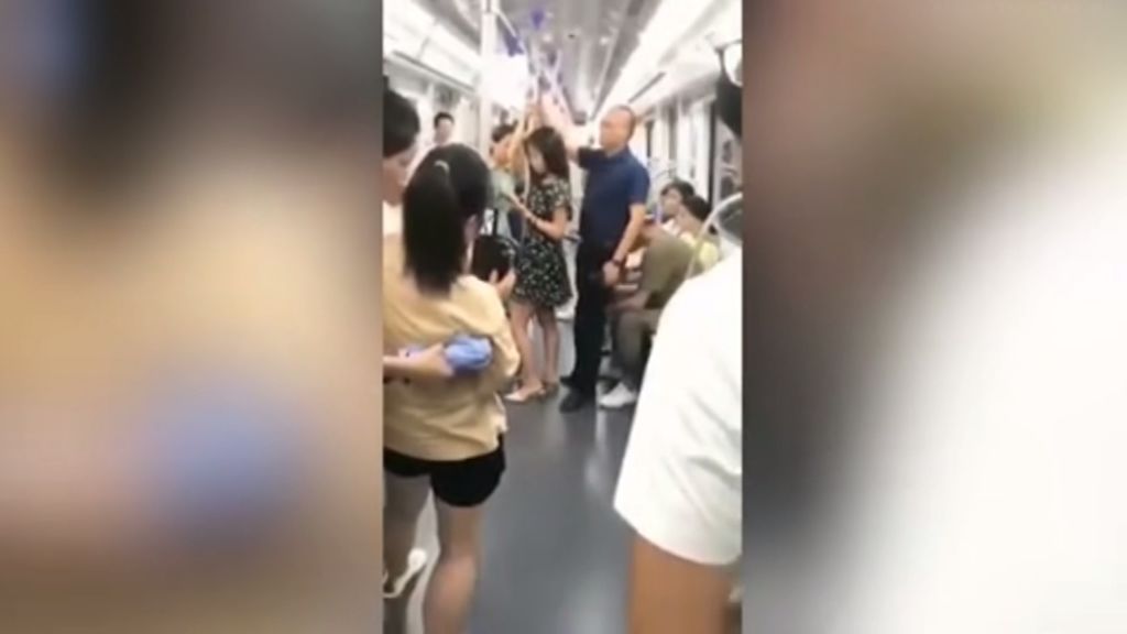 El gesto de un pasajero para evitar que graben a una mujer debajo de su falda