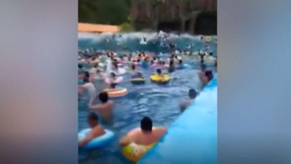 Un parque acuático chino crea por error un tsunami y deja decenas de heridos