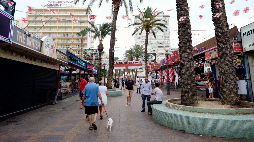 Sexo, drogas y alcohol: Benidorm se convierte en el Magaluf de algunos jubilados británicos