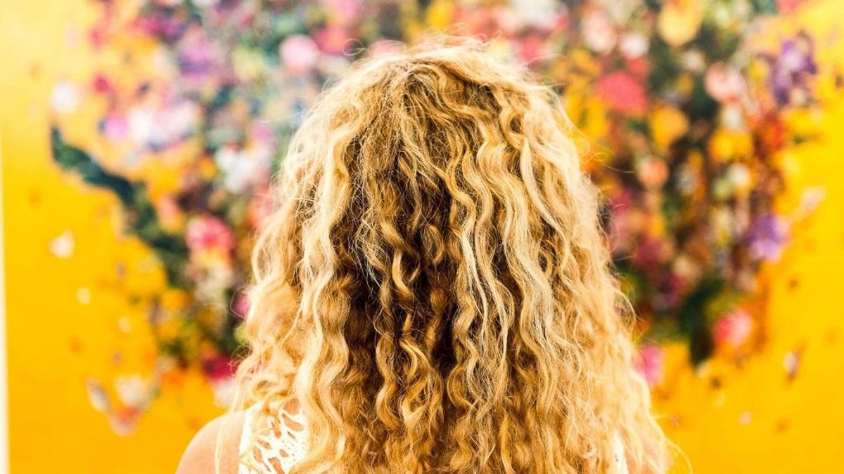 Se puede tener el pelo rizado y olvidarte del efecto frizz en verano: la solución pasa por elegir con cuidado tu champú