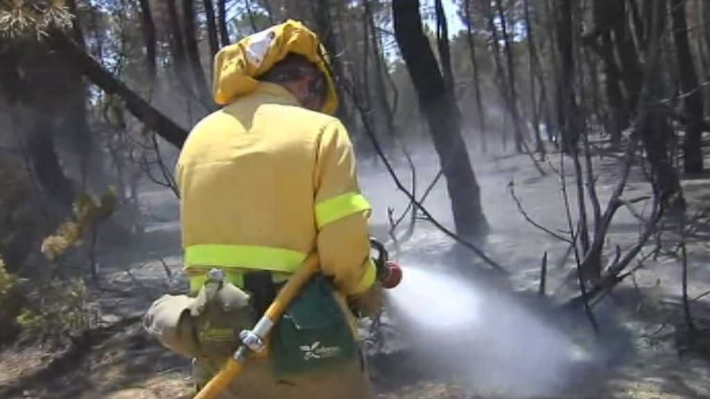 Los vecinos del Barchín del Hoyo y Piqueras del Castillo luchan contra el incendio que devora sus tierras