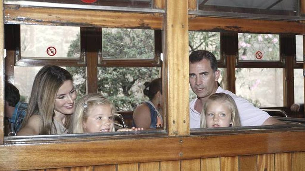 los-reyes-con-sus-hijas-en-el-tren-turistico-a-soller-en-2012-cordon-press