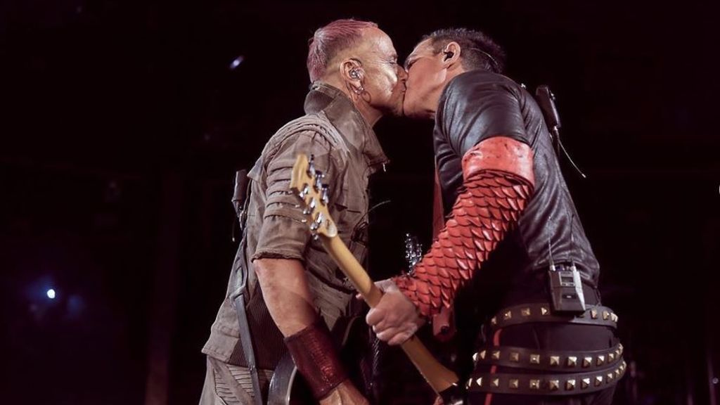 Dos miembros de una banda de música desafían a Putin al besarse en público durante su concierto