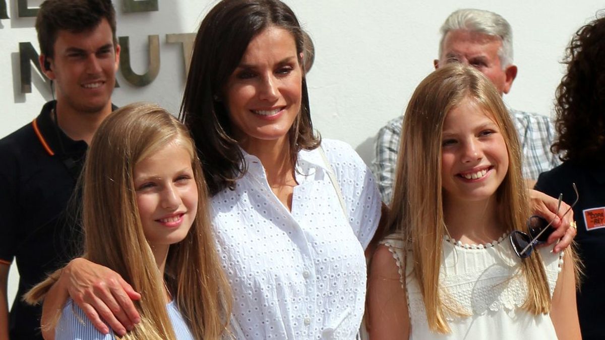 Letizia, de blanco isleño y sus hijas con looks a conjunto para el primer posado de la familia real en Mallorca