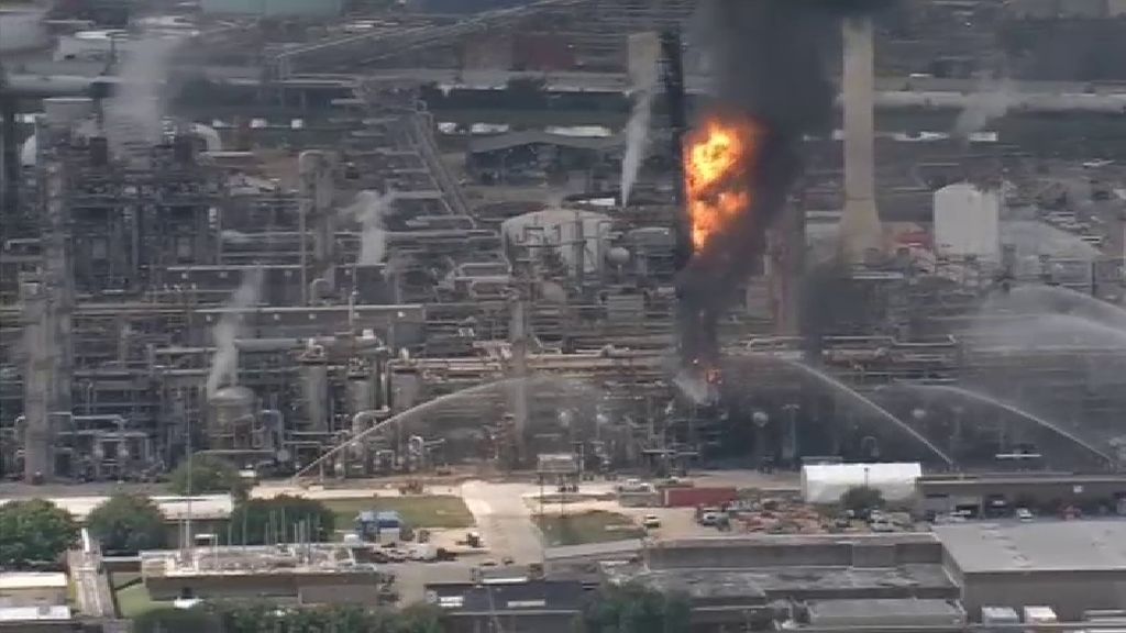 Una explosión en una refinería en Texas provoca un grave incendio