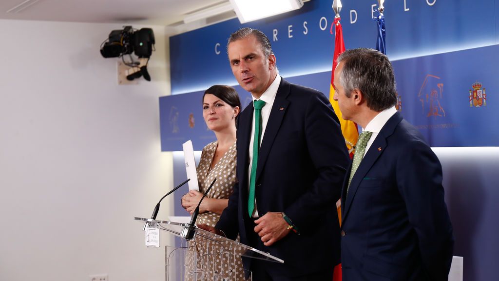 EuropaPress_2299515_(I-D)_El_diputado_de_Vox_Pablo_Sáez;_la_secretaria_general_del_GP_de_Vox_Macarena_Olona;_el_secretario_general_de_Vox_Javier_Ortega_Smith_ofrecen_una_rueda_de_prensa_tras_presentar_en_el_regi EuropaPress_2299515_(I-D)_El_diputado_de_Vox_Pablo_Sáez;_la_secretaria_general_del_GP_de_Vox_Macarena_Olona;_el_secretario_general_de_Vox_Javier_Ortega_Smith_ofrecen_una_rueda_de_prensa_tras_presentar_en_el_regi