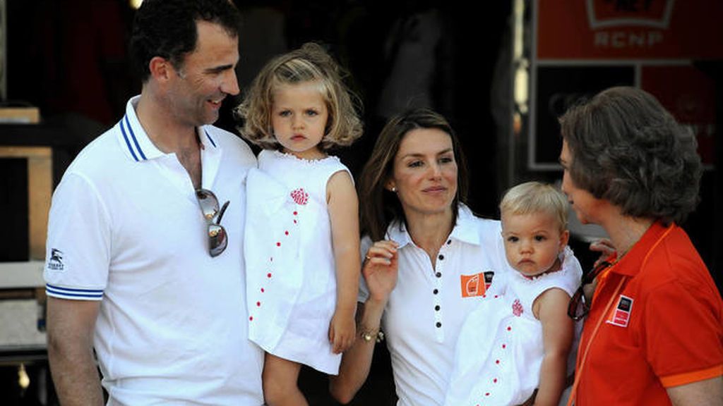 felipe-y-letizia-con-sus-hijas-y-la-reina-sofia-en-2008-getty