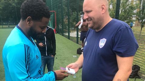 Un Entrenador Ingles Va Al Entrenamiento De Su Equipo Con Un Datafono Para Cobrar Las Multas De Su Elenco Deportes Cuatro