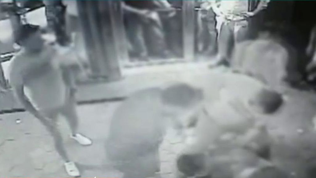 Las imágenes de la pelea en la que un grupo de rusos mata a un joven asiático en Barcelona