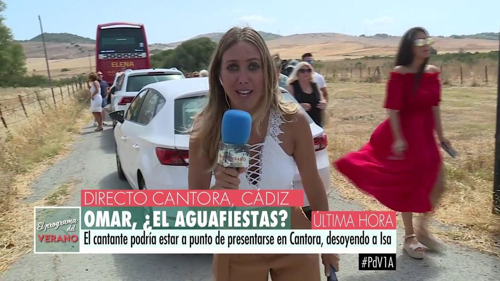 El caos en Cantora: una cola de coches de invitados y el autobús de fans de Pantoja