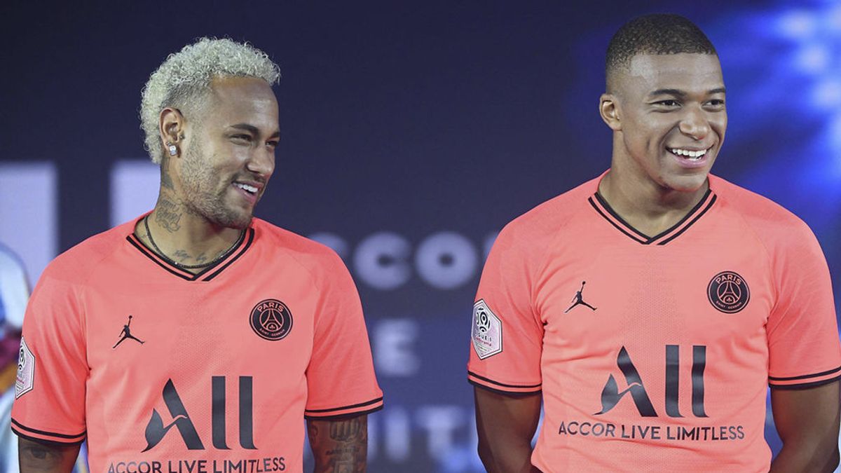 Mbappé pide a Neymar que no se vaya al Barcelona: “Quiero que se quede con nosotros” Mbappé pide a Neymar que no se vaya al Barcelona: “Quiero que se quede con nosotros”