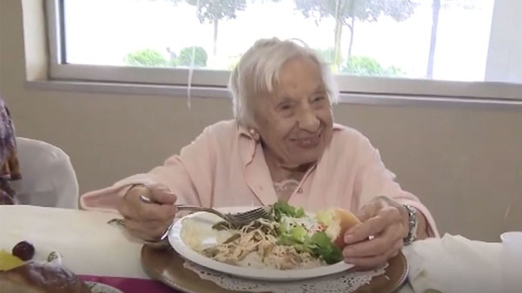 Una mujer revela el secreto de su longevidad en su 107 cumpleaños: "Nunca me casé"