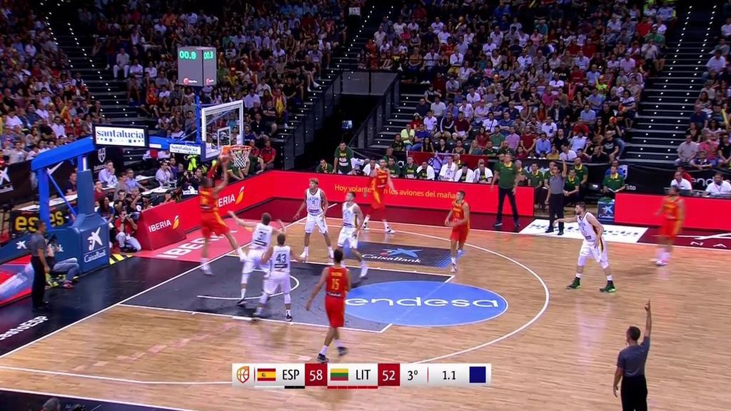 Willy Hernángomez convierte un fallo de Llull en un Alley-oop para anotar en el último segundo