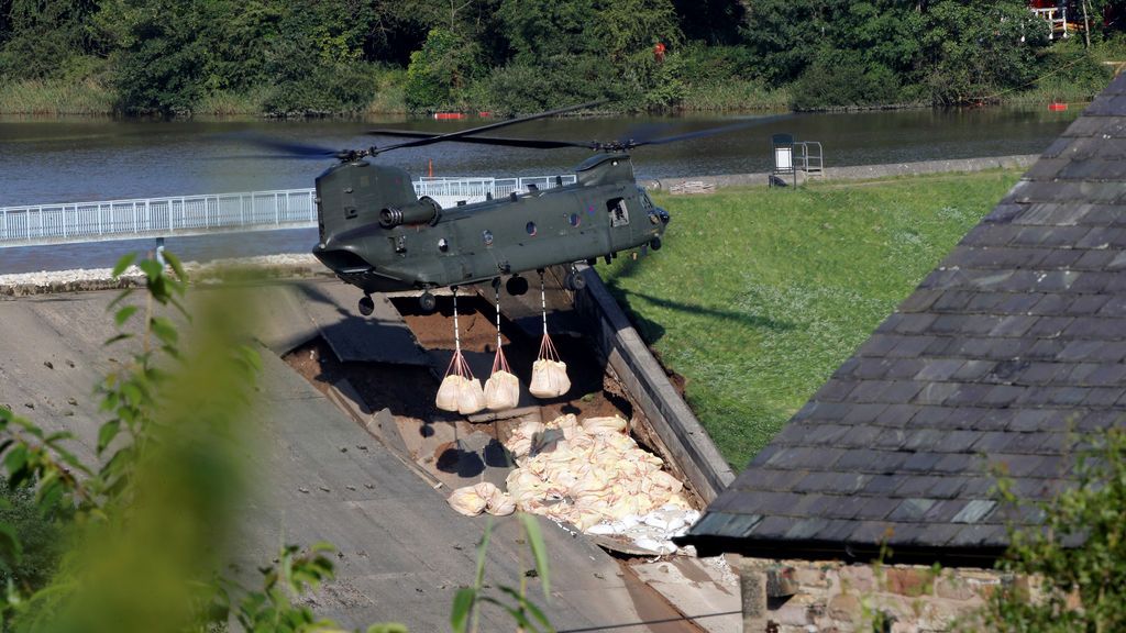 El Ejército británico trabaja a contrareloj para evitar que una presa se rompa e inunde un pueblo