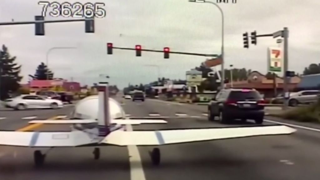 Una avioneta aterriza de emergencia en una calle de Washington