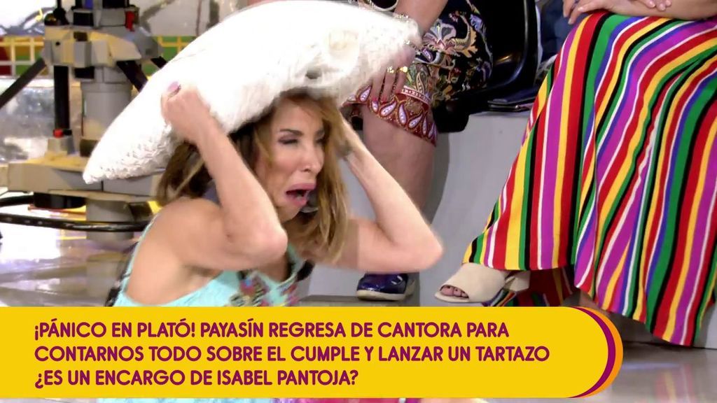 Payasín siembra el pánico en el plató y María Patiño se cubre con un cojín: "Mañana tengo que presentar 'Socialité' y no me da tiempo a lavarme la cabeza"