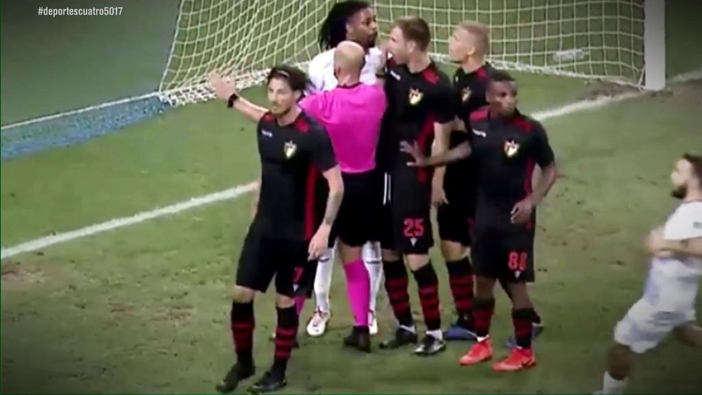 Vergüenza en el futbol europeo: Tangana, mecherazo y petardo