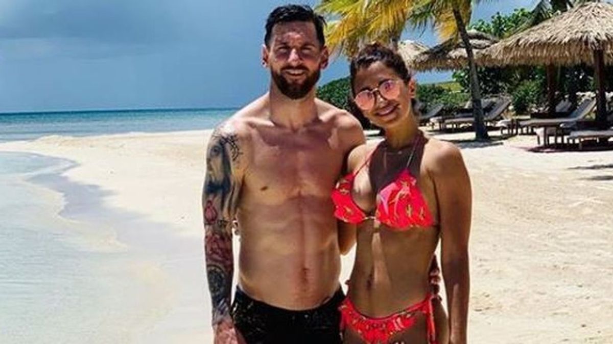 El apasionado beso de Leo Messi y Antonella Roccuzzo en Ibiza: el argentino se muere de amor