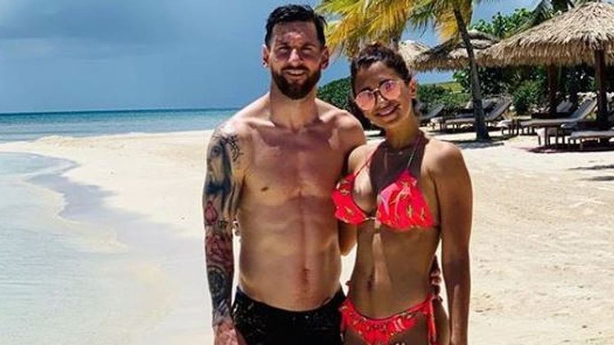 El apasionado beso de Leo Messi y Antonella Roccuzzo en Ibiza: el argentino se muere de amor El apasionado beso de Leo Messi y Antonella Roccuzzo en Ibiza: el argentino se muere de amor