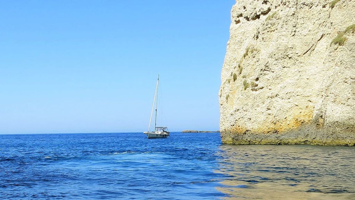 Una playa siciliana, dos hombres y una certeza: se puede viajar en el tiempo navegando en velero